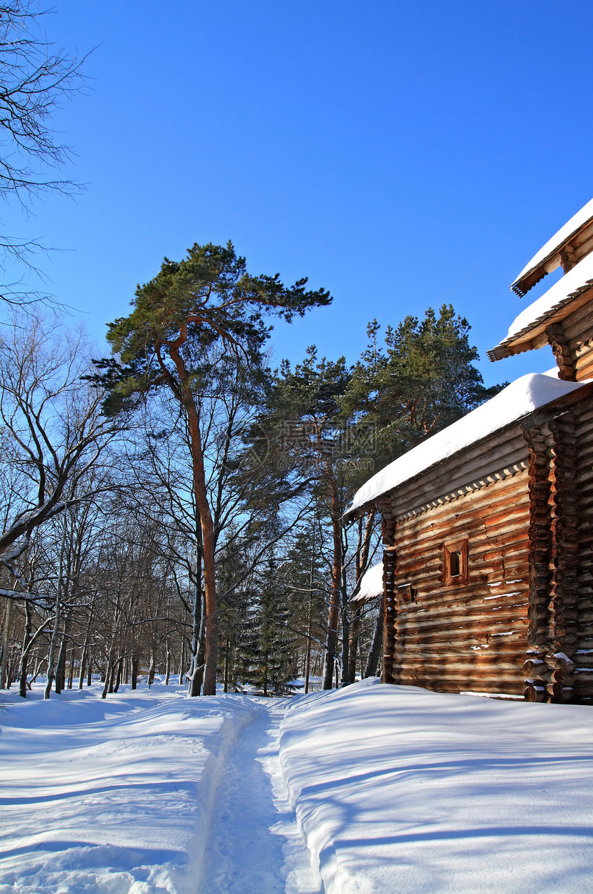 下雪中的农村木木屋快门森林木头文化木材城市乡村风化寒意车道图片