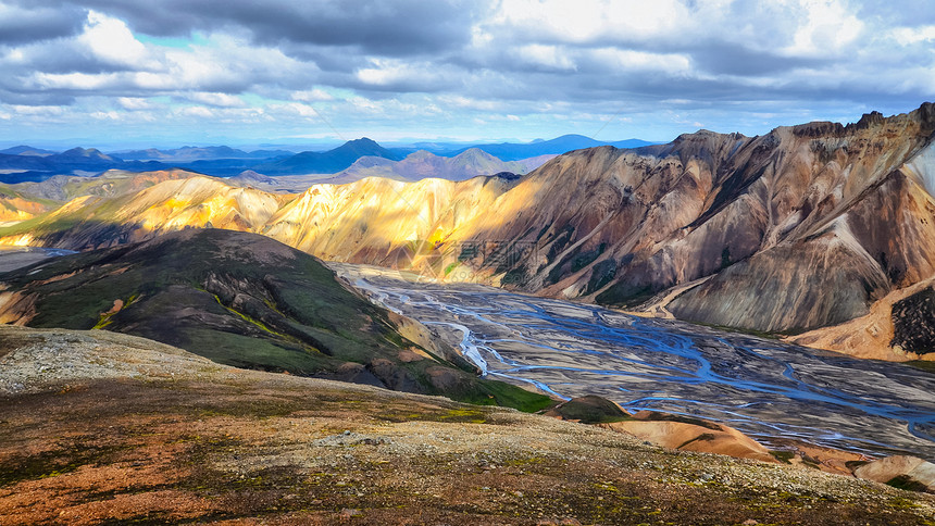多彩山地景观 冰岛天空爬坡岩石荒野风景远足观光旅游火山旅行图片