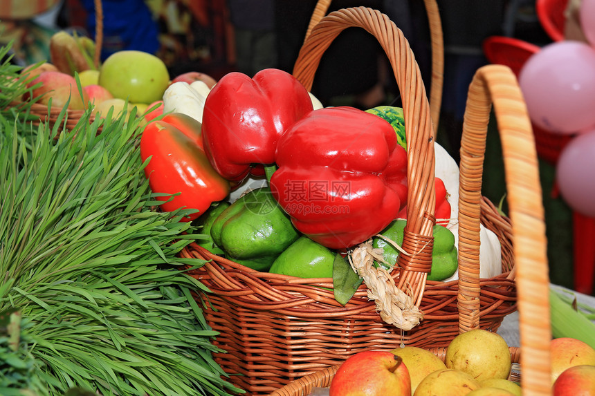 农村市场上的红胡椒植物剪裁水果反射篮子团体收成蔬菜活力潮湿图片