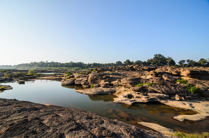 Sampanbok 湄公河中的池塘巨石旅游晴天天空旅行石头风景支撑岩石地平线图片