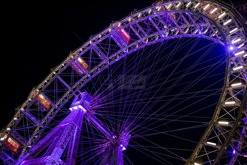 夜间飞轮蓝色景点城市摩天轮旅游乐趣圆圈车轮缆车金属图片