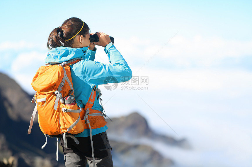 隐居者在望远镜中寻找女性女士女孩山脉手表天空地平线勘探游客公园图片