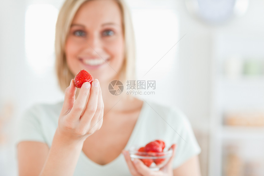 近距离接近一个女人 喜欢吃草莓 看着图片