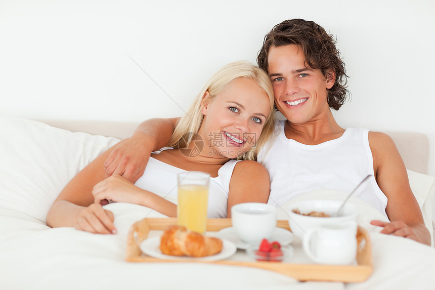 夫妇吃早餐幸福卧室蜜月杯子说谎窗帘咖啡微笑面包闲暇图片