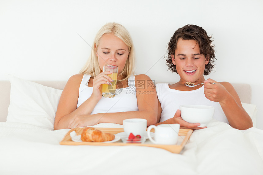 吃早餐的情侣团结果汁年轻人羊角蜜月夫妻咖啡盘子睡衣女性图片