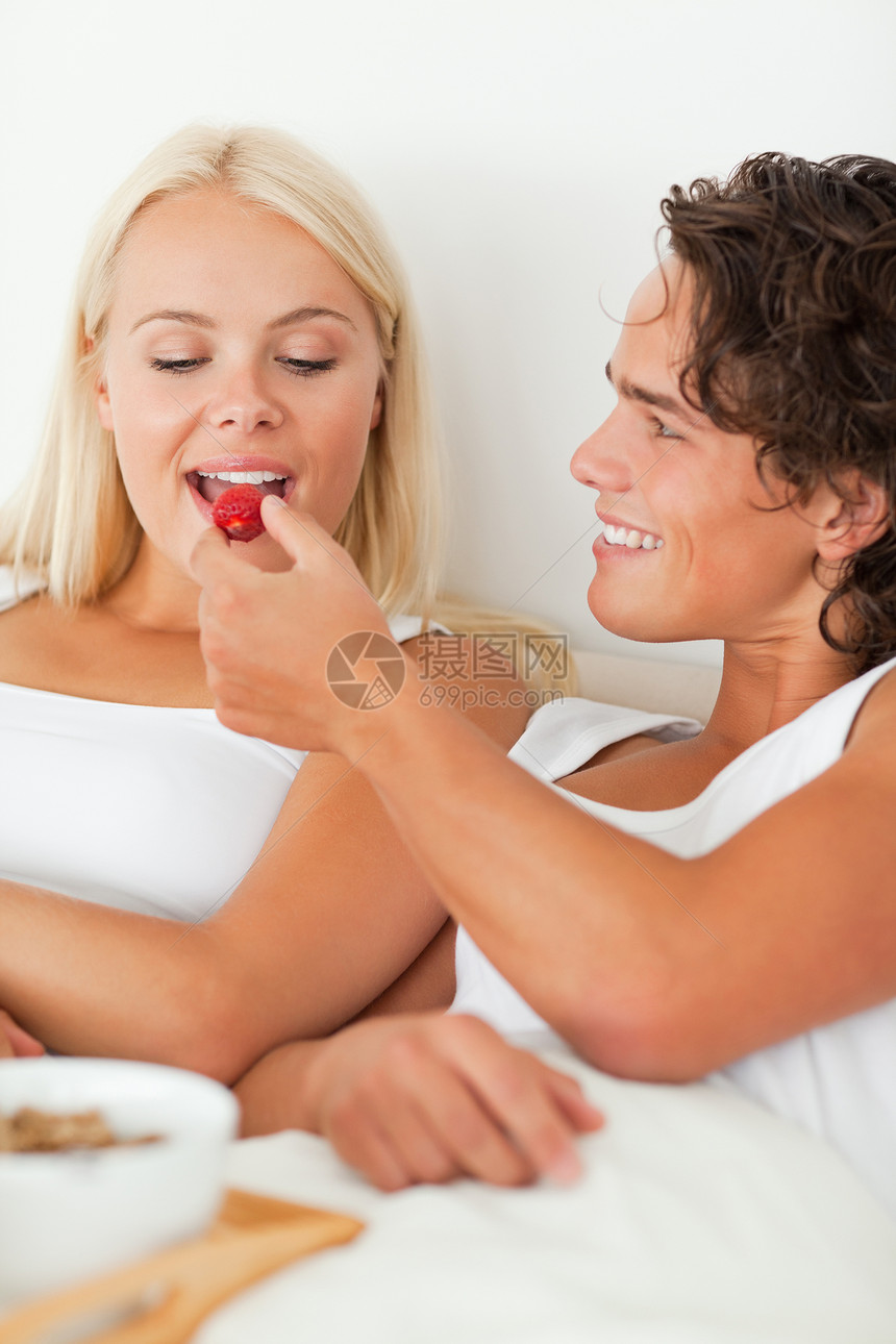 一个男人给女朋友草莓的肖像图片