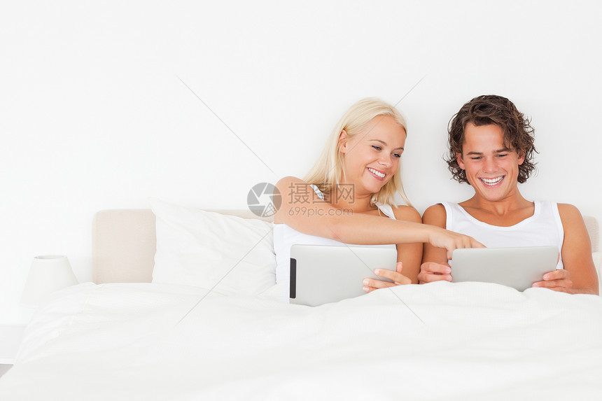 使用平板电脑笑一对夫妇图片