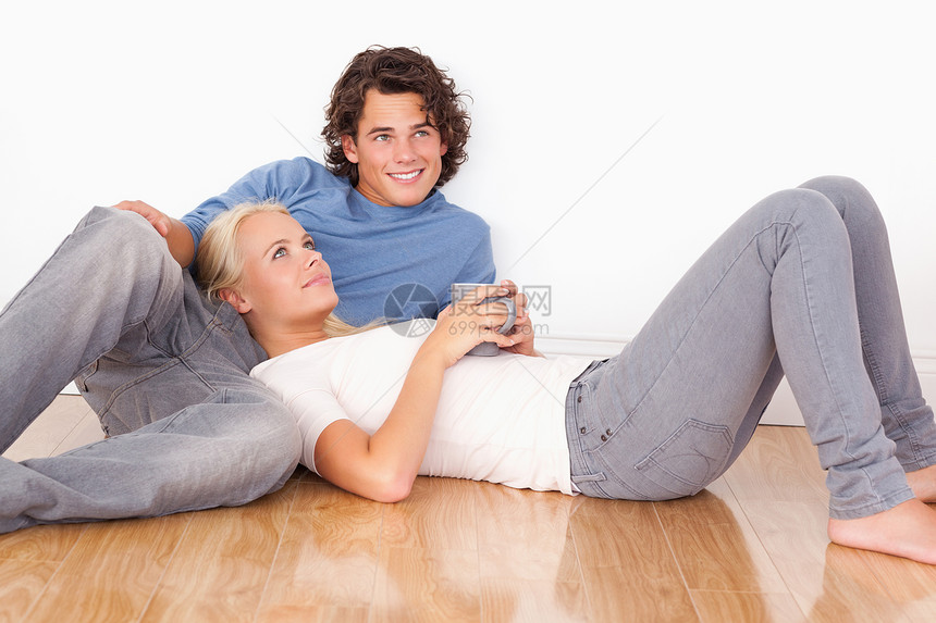 夫妇坐在一起幸福牛仔裤女士房子乐趣女朋友年轻人硬木夫妻头发图片