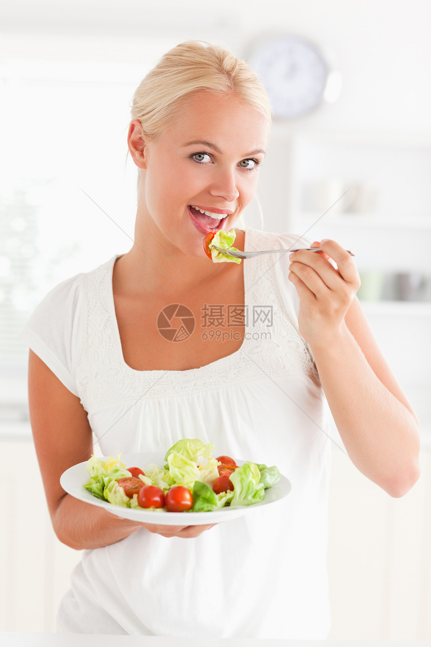 女人吃沙拉营养头发饮食女士素食者厨房晚餐金发女郎重量女性图片