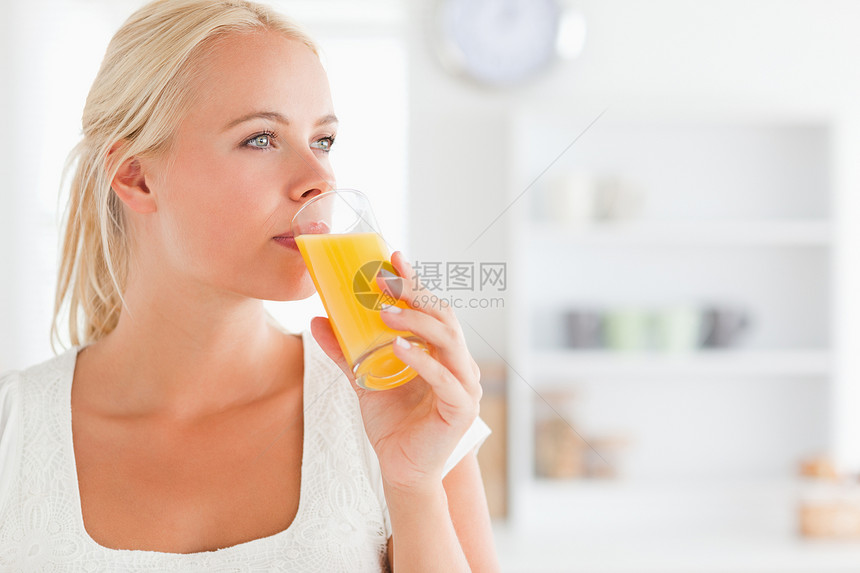 一个金发女人的近身 喝果汁图片
