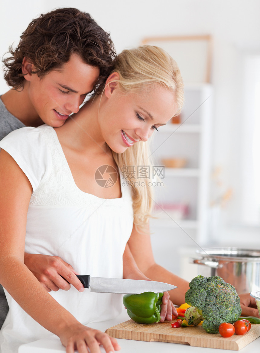 一对年轻夫妇烹饪的肖像柜台素食者胡椒家庭乐趣男人团结食物丈夫年轻人图片