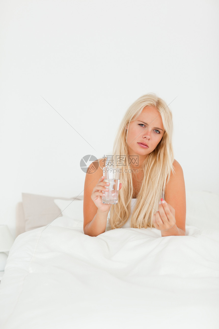 一名患病妇女服用药物的肖像图片