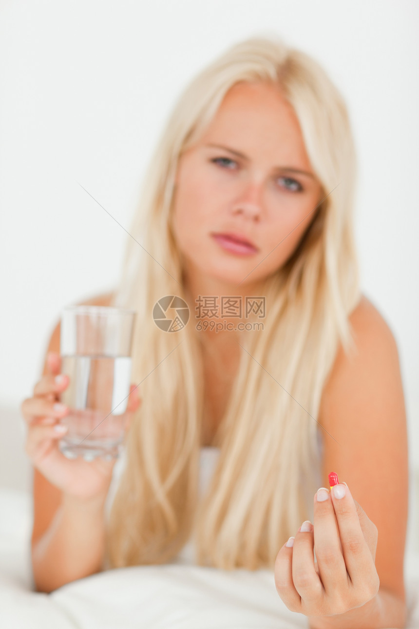 一个吃药的生病女人的肖像图片