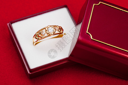带白圆环的金戒指珠宝金子礼物圆圈戒指宏观反射奢华金属宝石背景图片