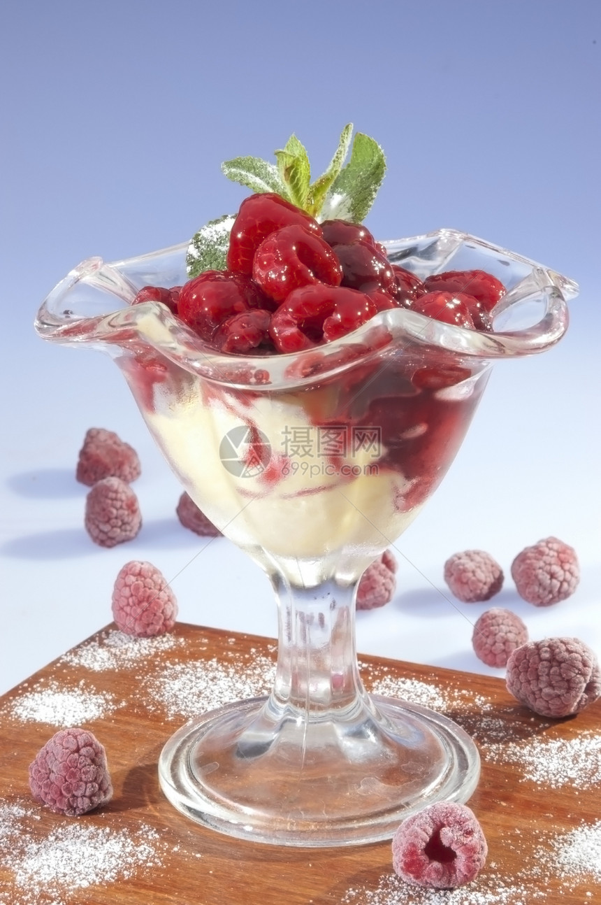 热草莓香草冰淇淋图片