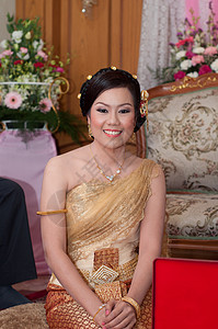 泰国婚礼服的亚洲泰国新娘在婚礼上微笑仪式套装结婚背景图片