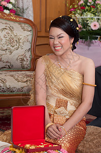 泰国婚礼服的亚洲泰国新娘在婚礼上微笑套装结婚仪式背景图片