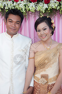 亚洲泰国夫妇新娘和新郎在 w 的泰国婚礼服夫妻仪式套装男人文化女性男性家庭微笑婚礼背景图片