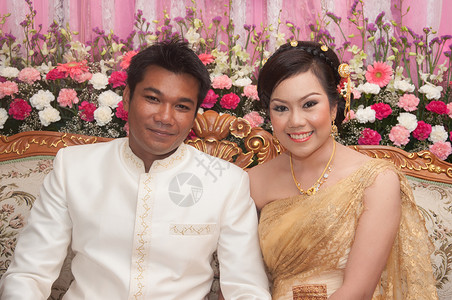 亚洲泰国夫妇新娘和新郎在 w 的泰国婚礼服套装男性女性微笑仪式家庭文化夫妻婚礼男人背景图片