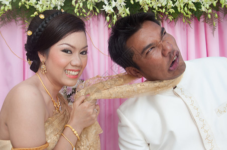 亚洲泰国夫妇新娘和新郎在 w 的泰国婚礼服套装男性女性微笑家庭婚礼仪式夫妻男人文化背景图片