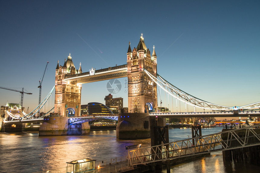 伦敦黄昏塔桥的美丽颜色游客地标石头纪念碑历史花岗岩旅行蓝色吸引力文化图片