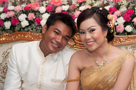 亚洲泰国夫妇新娘和新郎在 w 的泰国婚礼服女性男性夫妻婚礼套装微笑文化仪式家庭男人背景图片