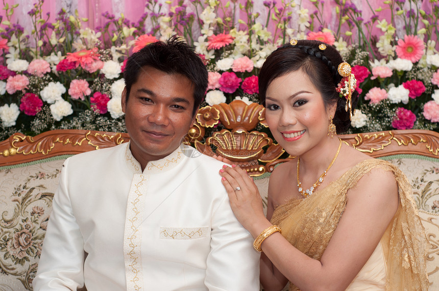 亚洲泰国夫妇新娘和新郎在 w 的泰国婚礼服微笑仪式女性婚礼情人男性夫妻套装文化家庭图片
