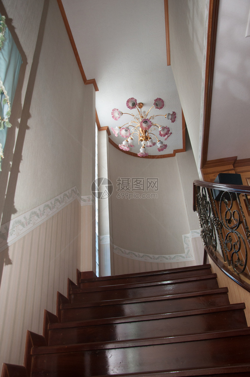 上楼梯梯子上的粉红灯台装饰图片