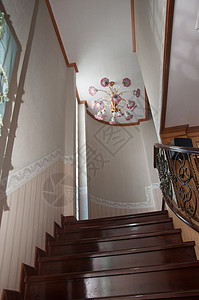 上楼梯梯子上的粉红灯台装饰背景图片