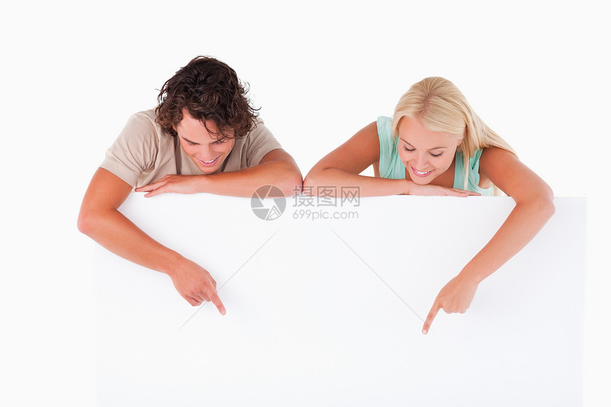 男人和女人指着白板图片