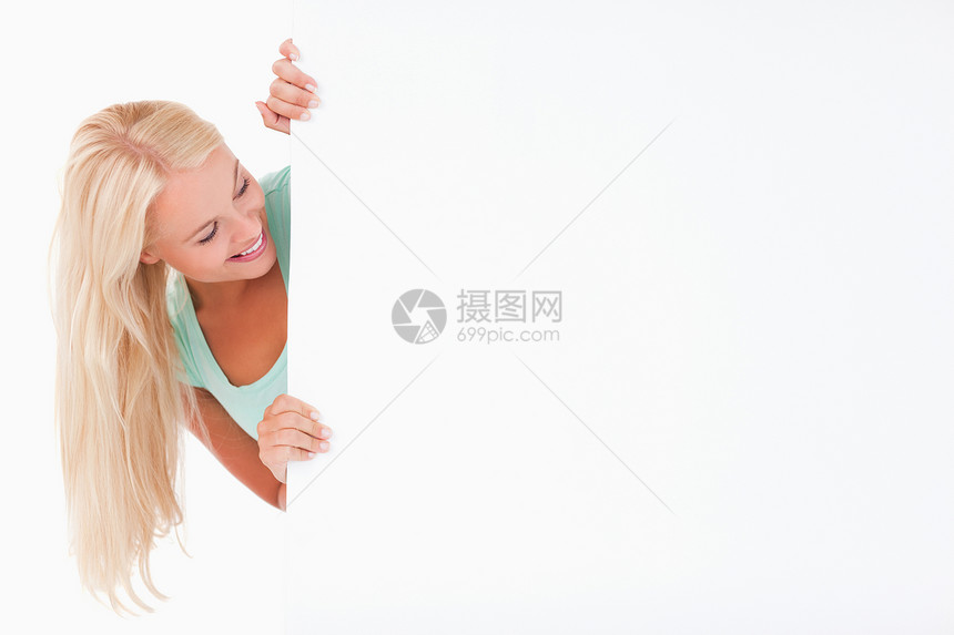 金发女人在白板上微笑图片