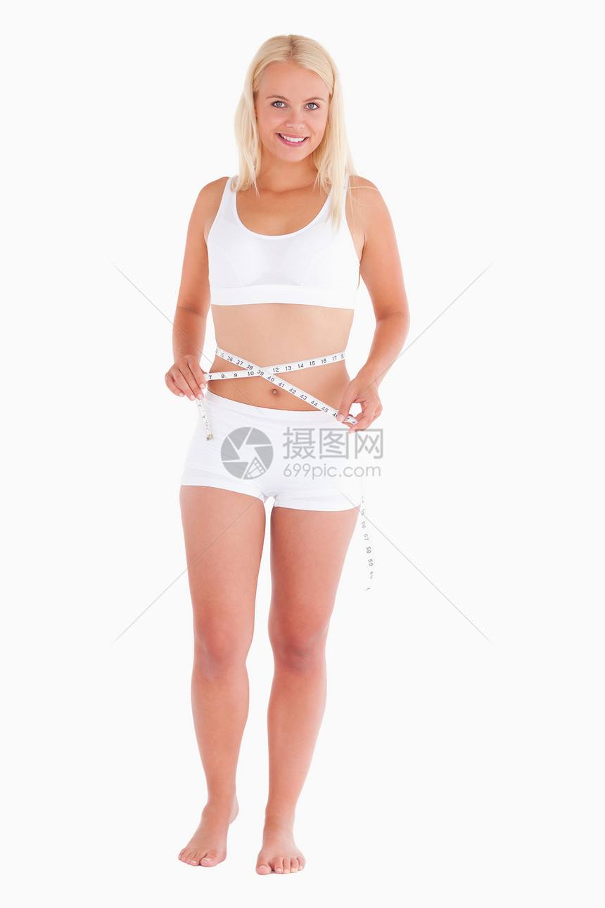 金发年轻女士的腰部测量图片