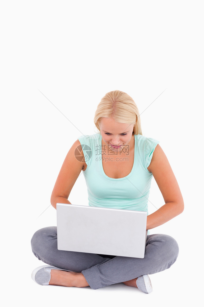 携带笔记本电脑的妇女身体工作室白色女士衬衫喜悦外表女性图片