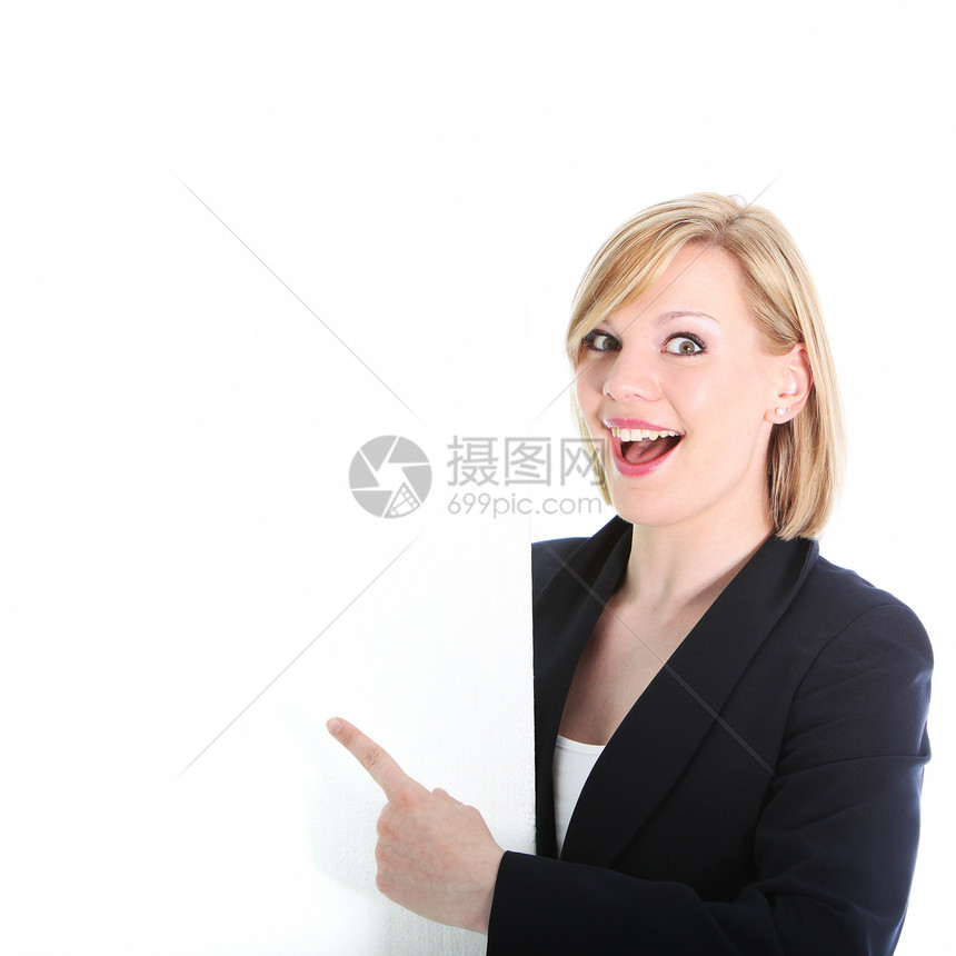 兴奋的女人指着一个空白的标志手指动力展示广告注意力女士木板商业女性售货员图片