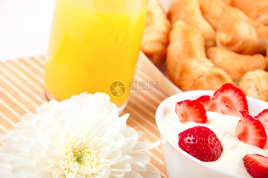 早餐加浆果 橙汁和羊角面包桌布服务玻璃盘子花瓶旅行橙子糕点桌子食物图片