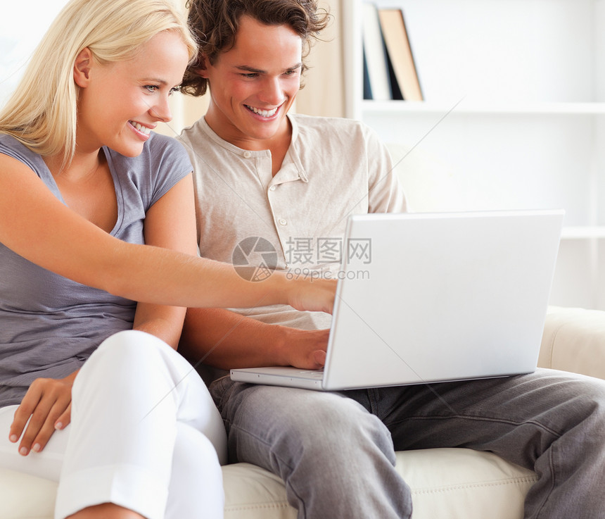 用笔记本电脑把一对夫妇关上安全商业场景技术女士男人金发互联网学习恋人图片