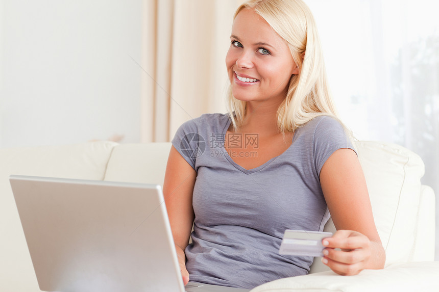 有幸在网上购物的妇女工人长椅沙发闲暇笔记本生活沟通头发女性卡片图片