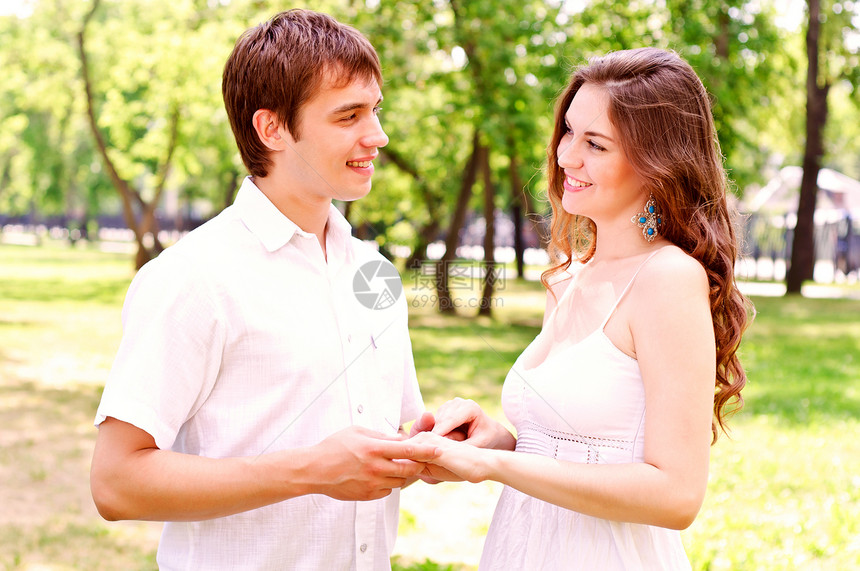 夫妻在公园里握手微笑男性欢乐男朋友小伙子感情情人快乐丈夫男人图片