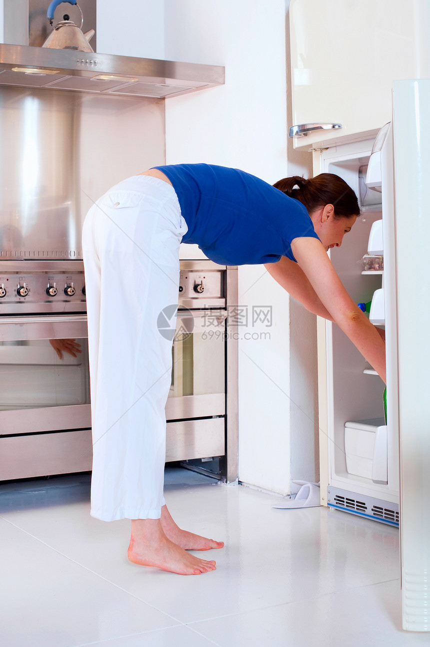 打开冰箱的女人家用电器休闲装赤脚女性成年人厨房成人女士房子弯曲图片