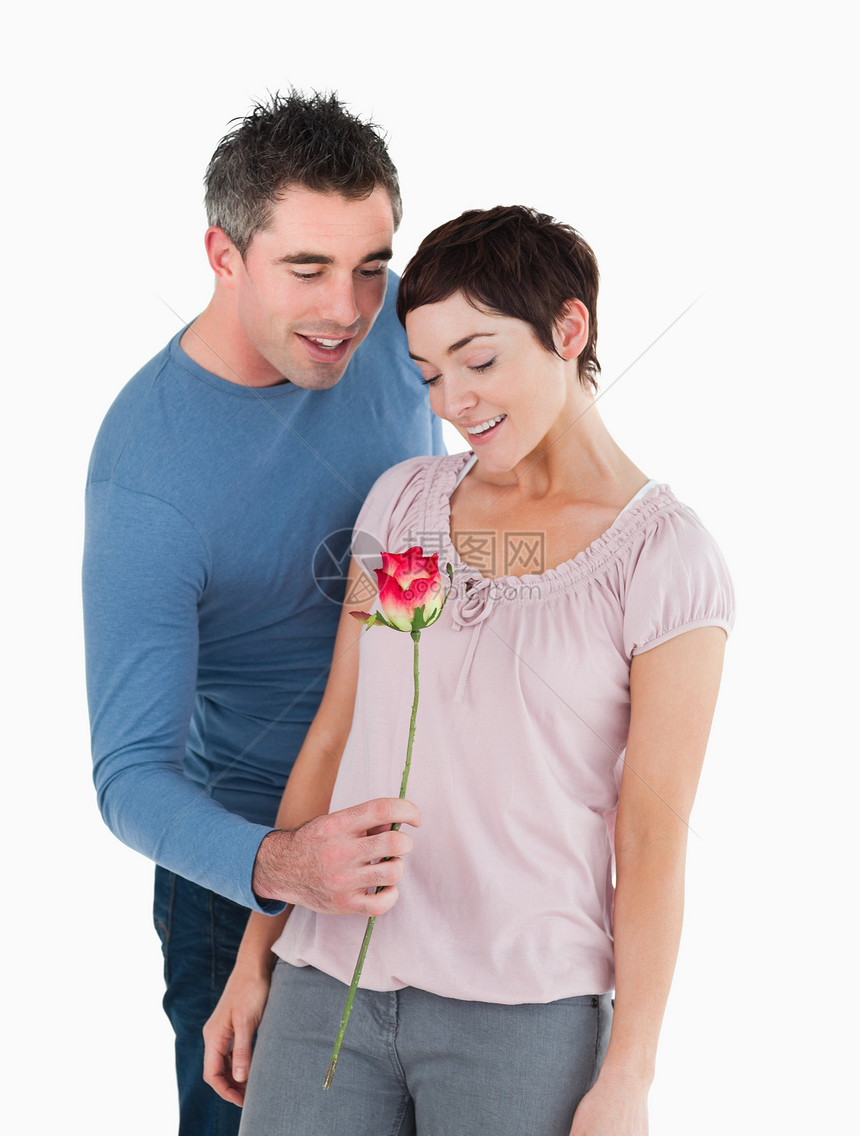 丈夫向妻子献玫瑰喜悦情人幸福惊喜年轻人展示男人女士快乐乐趣图片