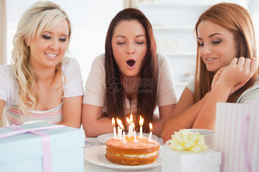 欢庆生日的微笑妇女蛋糕幸福亲密感女性食物派对惊喜展示乐趣桌子图片