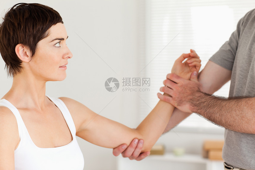 检查女性手臂的血压图片