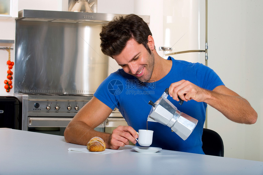 男人喝咖啡休闲装厨房羊角面包饮料微笑食物糖果房子早餐图片