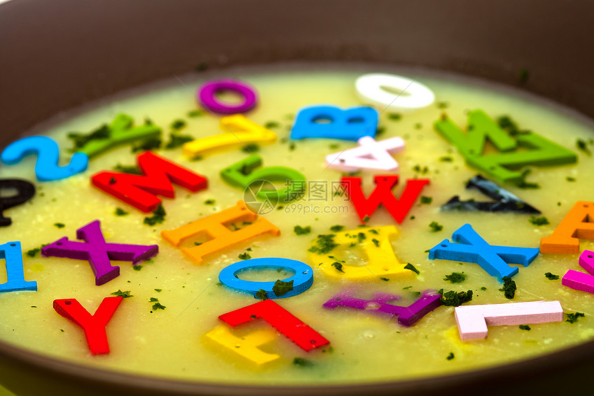 字母汤汤公司红色美食食物勺子绿色饮食营养面条小吃图片