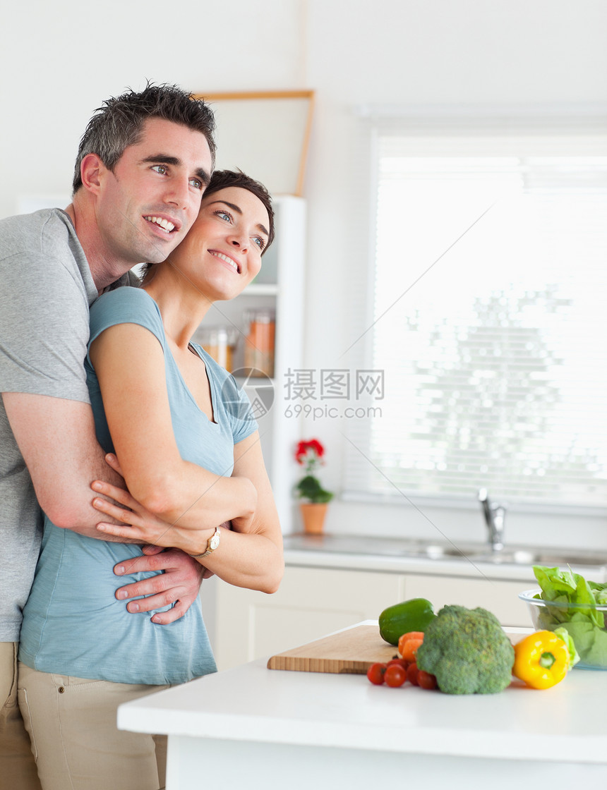 微笑的男人和女人拥抱图片
