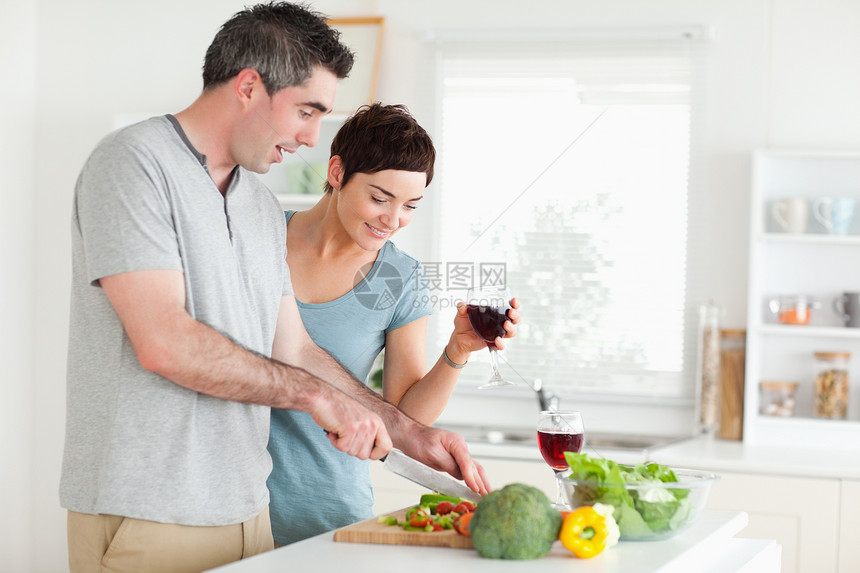 男人在女人面前切菜 男人在看图片