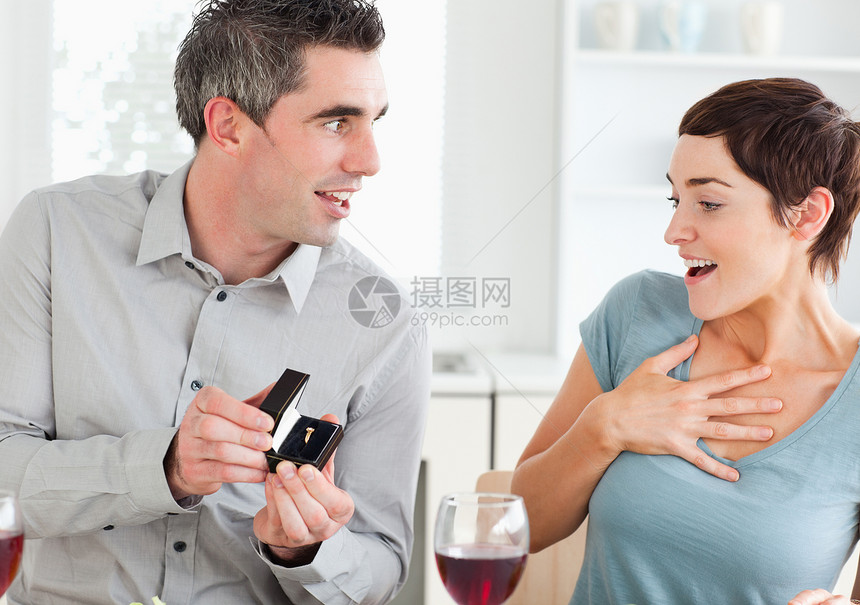男人向女朋友求婚了酒精玻璃戒指展示喜悦庆典情人感情年轻人未婚妻图片