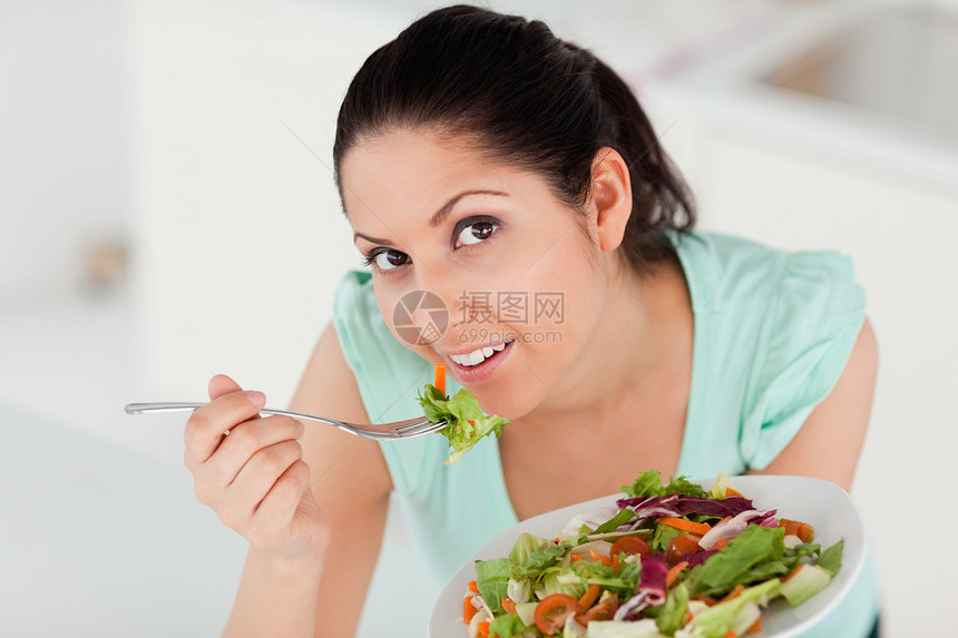 美丽的女人吃沙拉营养女士饮食午餐成人微笑蔬菜快乐食物素食者图片