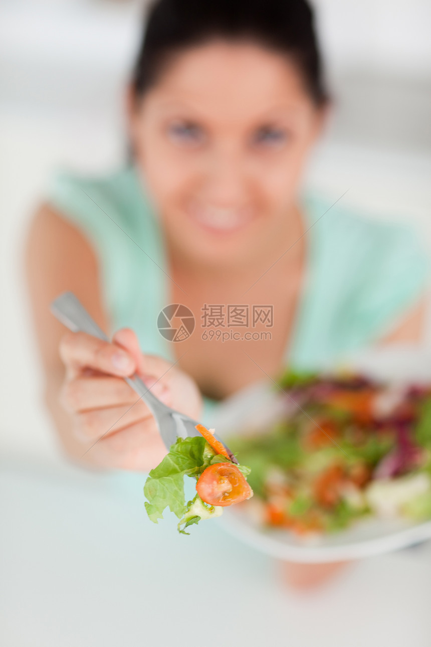 提供沙拉的年轻妇女蔬菜食物营养午餐成人女士微笑厨房快乐饮食图片