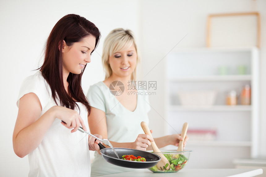 美丽的女性烹饪晚饭图片